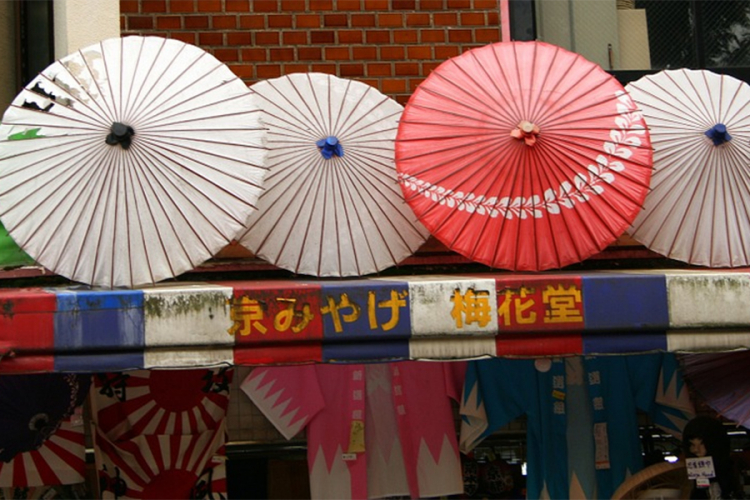 Muškarci u Japanu "primorani" da nose suncobrane