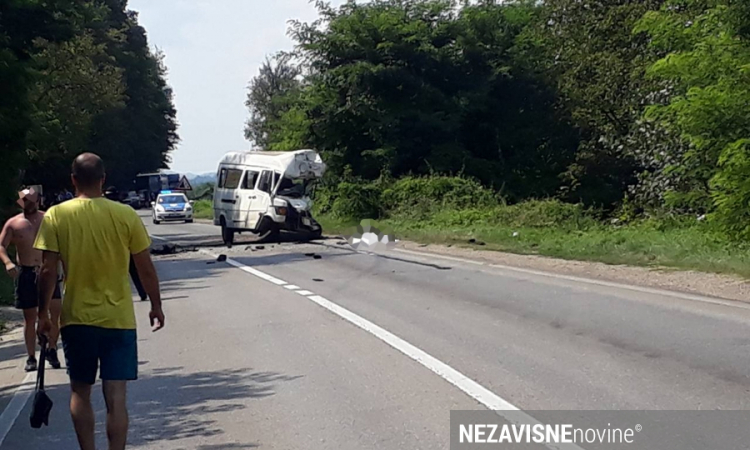 Vozači kamiona i kombija poginuli u stravičnoj nesreći kod Doboja