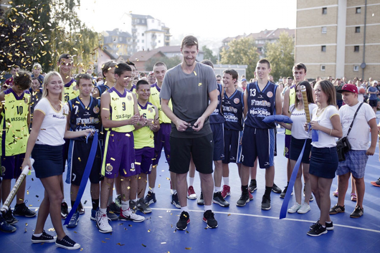 Mozzart u Doboju obnovio košarkaški teren u čast Ognjena Kuzmića