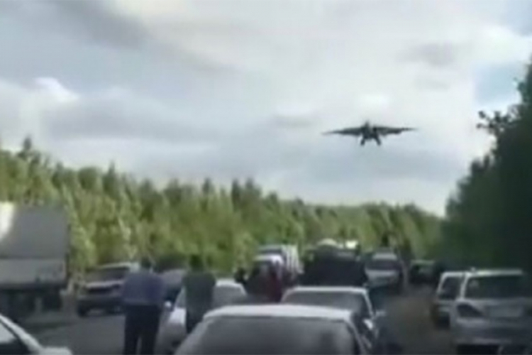 Vozači u šoku: Ruski vojni avioni slijetali nasred puta