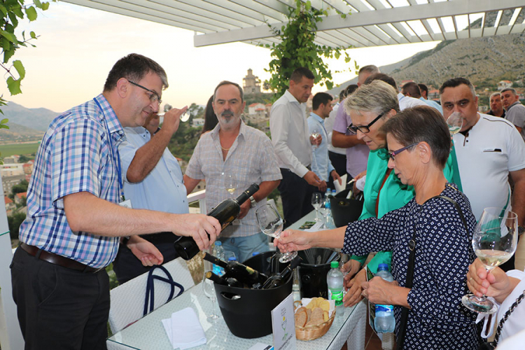 Žilavka okupila ljubitelje vina u galeriji "Vukoje"