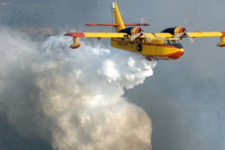 Gori u Crnoj Gori, tri aviona gase požar