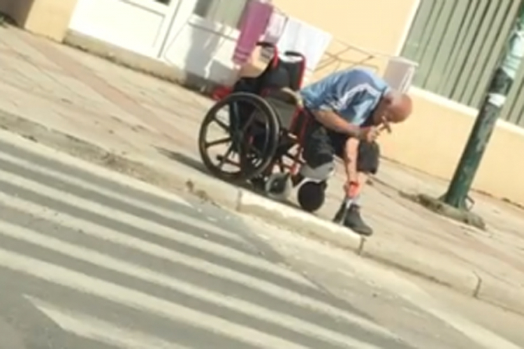 Samo u BiH: Muškarac u kolicima štemao trotoar da bi mogao da prođe