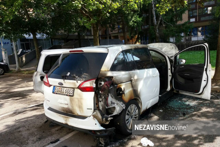 Dvojica sa kapuljačama zapalila automobil u Banjaluci?