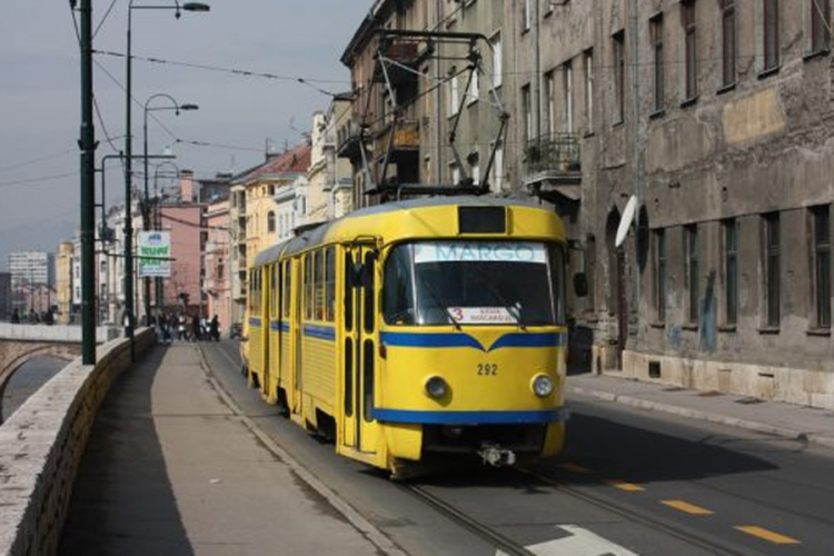 Sudar automobila i tramvaja na Baščaršiji