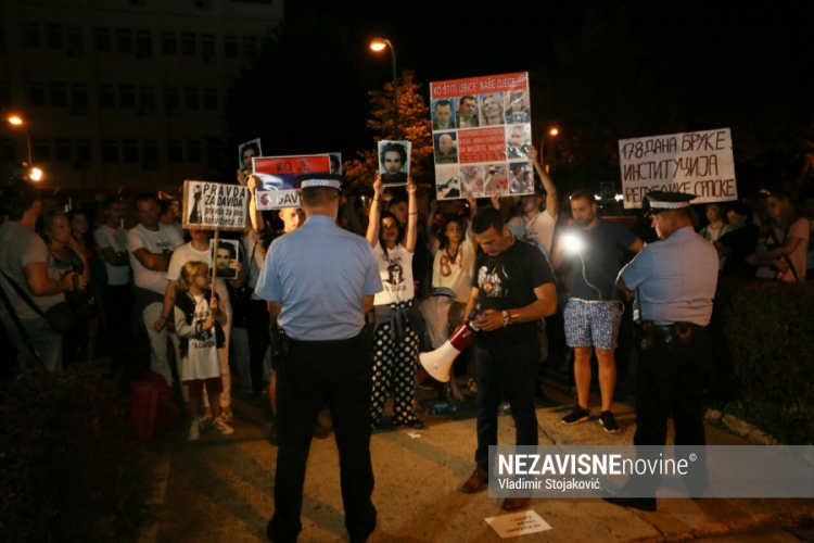 Davor Dragičević: Noć provodimo ispred zgrade policije