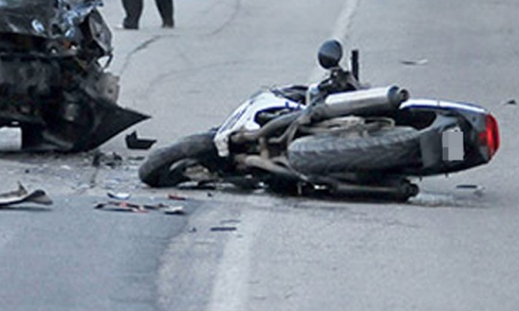 U sudaru teretnog vozila i motocikla jedno povrijeđeno, saobraćaj obustavljen