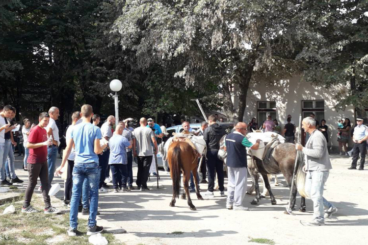 Predizborni performans u Bileći: Na konjima dotjerali pijesak za ulice