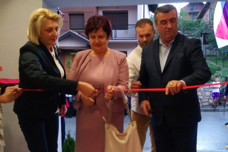 Zlatni grb opštine Vlasenica dodijeljen predsjedniku Dodiku