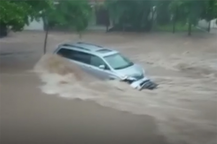 Troje poginulih u poplavama u Meksiku