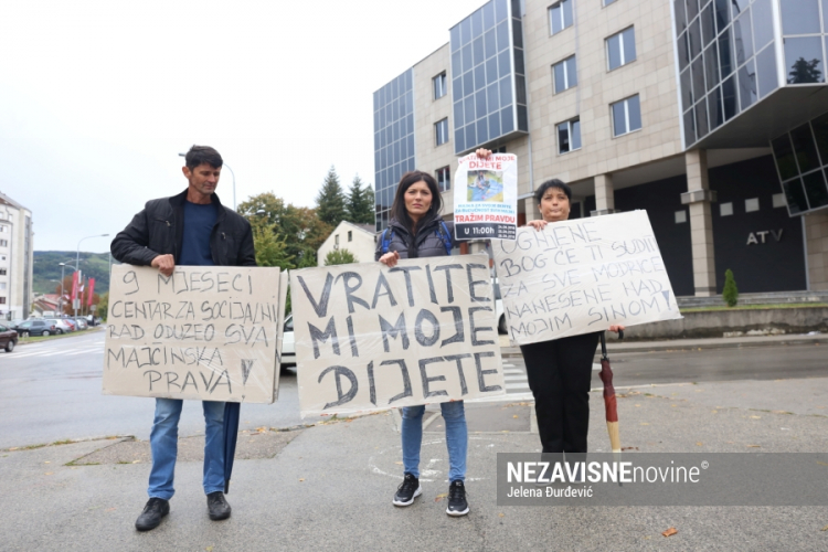 Protest ispred Centra za socijalni rad: Majka traži da joj vrate dijete