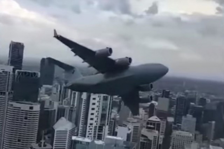 Transportnim avionom proletio pored zgrada, radnici se prestravili