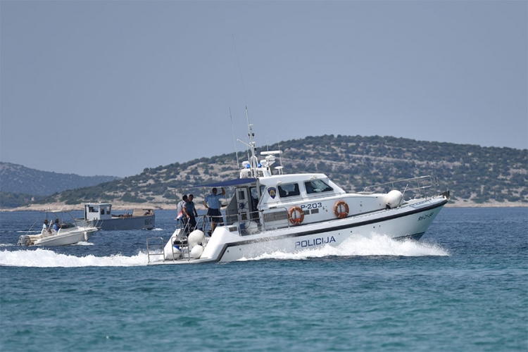Brod udario u ostvo kod Paga, poginula jedna osoba