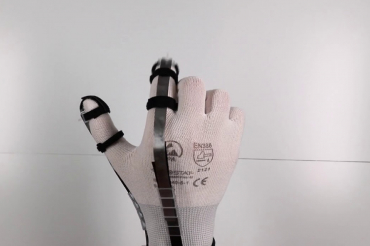Uz ovu rukavicu možete da dodirnete virtuelni predmet
