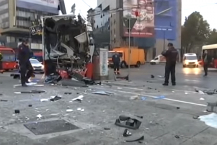 Autobus udario u banderu, vozač proletio kroz šoferšajbnu