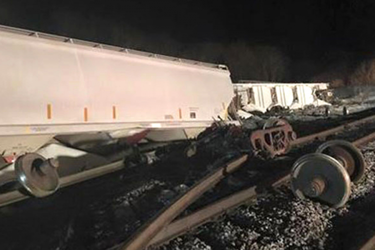 Voz iskočio iz šina, poginulo najmanje 17 ljudi