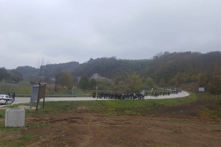 Migranti iz Velike Kladuše krenuli ka granici s Hrvatskom, policija blokirala put