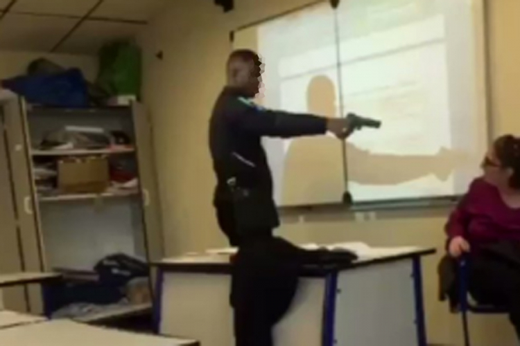 Učenik uperio nastavnici pištolj u glavu: Piši u dnevnik šta ti kažem