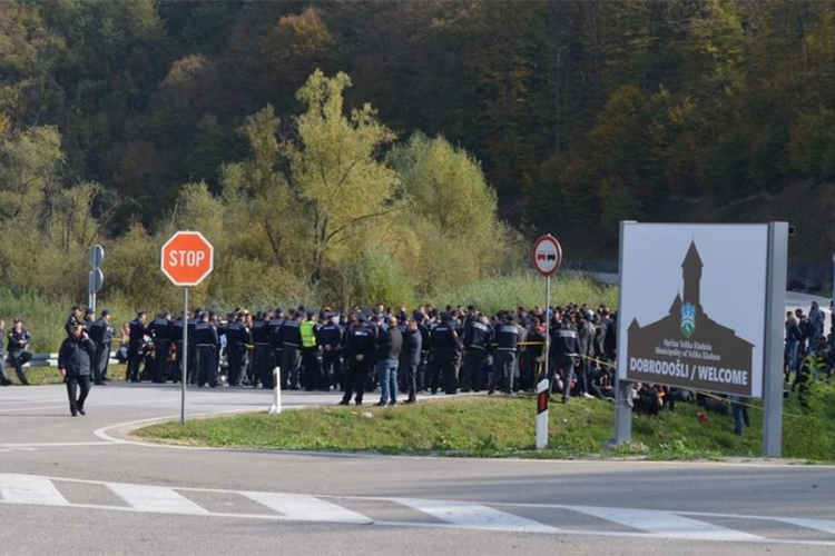 Skoro 400 migranata na granici s Hrvatskom kod Velike Kladuše, pojačano prisustvo policije
