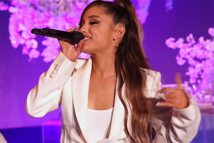 Ariana Grande pjevala u vjenčanici, pa pala u sred emisije