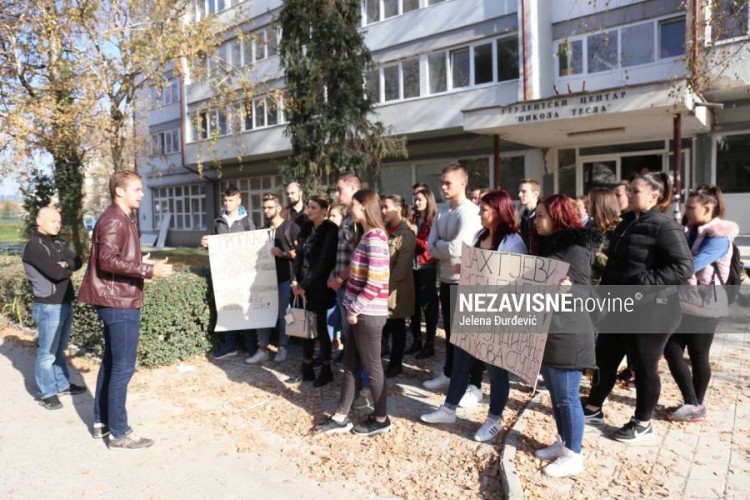 Stanivuković i grupa studenata protestvovali ispred SC "Nikola Tesla"