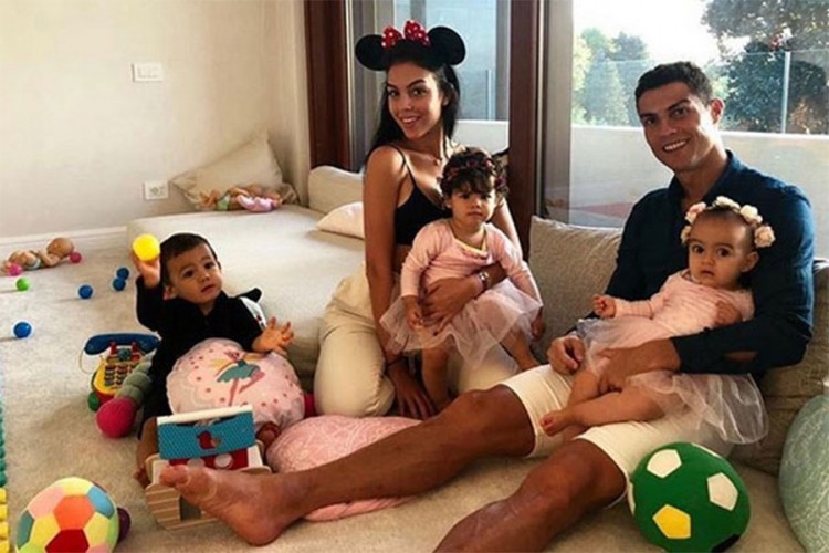Ronaldo ženi manekenku