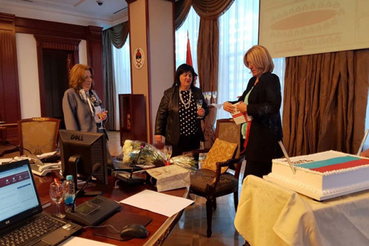 Torta, ruže i prigodni pokloni: Ministri zahvalili premijerki Cvijanović