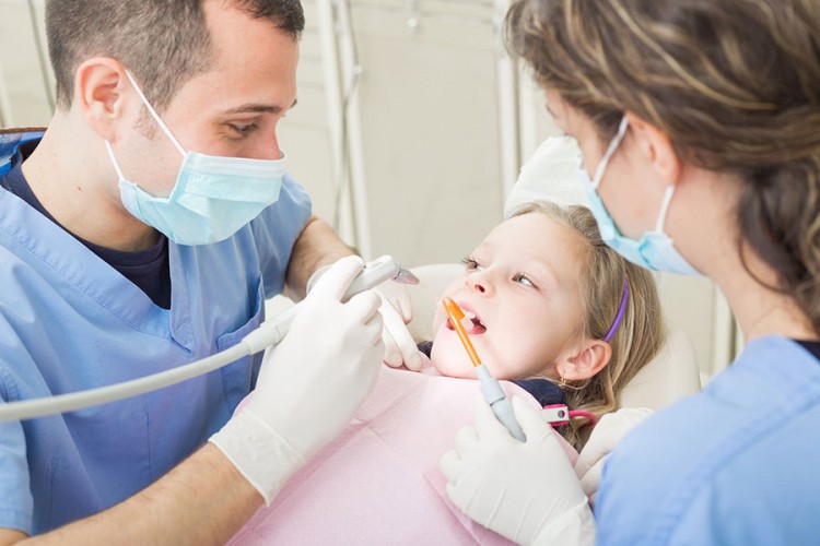 Djecu od najranijeg uzrasta učiti pravilnom održavanju higijene zuba