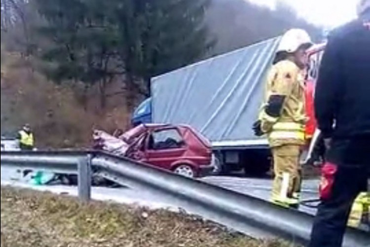Dvije osobe poginule u sudaru golfa i kamiona u mjestu Ljubina