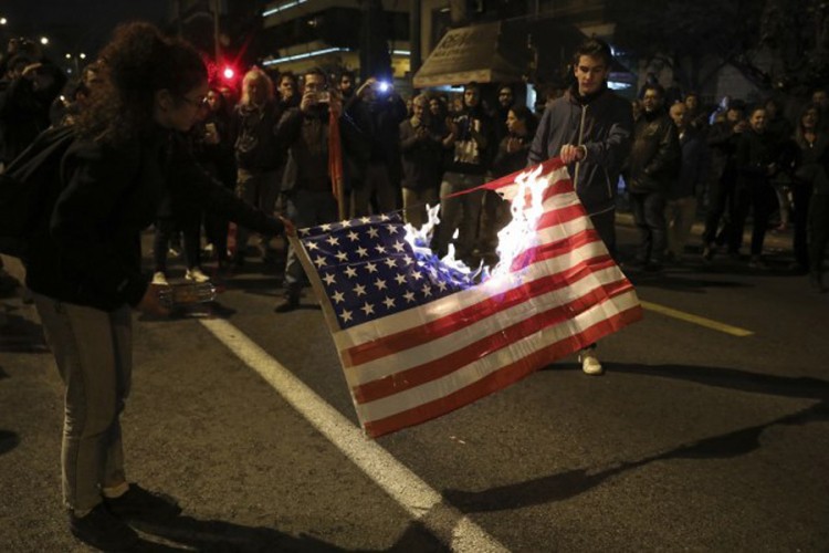 Sukobi policije i demonstranata u Atini, zapaljena zastava SAD
