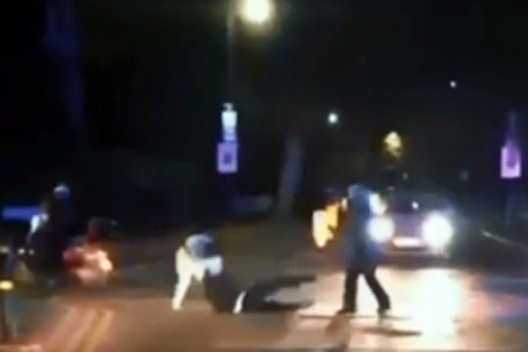 Izvukli policajca iz auta i pretukli ga, prolaznik snimio napad