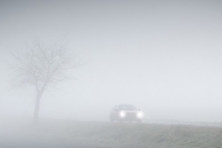 Magla i vlažni kolovozi otežavaju saobraćaj