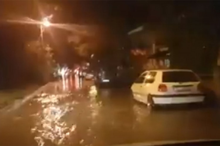 Potop u Splitu, vatrogasci izvlačili vozila iz vode