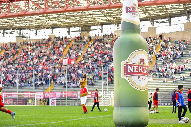 Italijanski FK Triestina u bojama "Nektar" piva