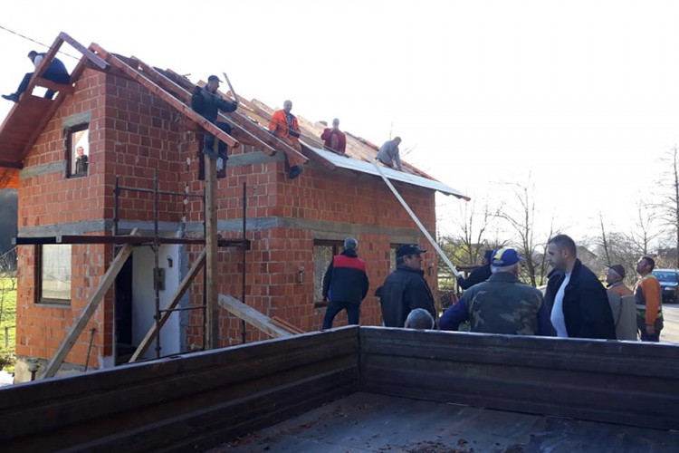 Komšije pomažu porodici da obnovi kuću
