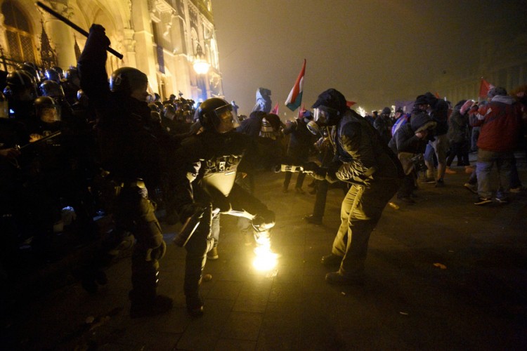 U Budimpešti sukobi demonstranata i policije, bačen suzavac
