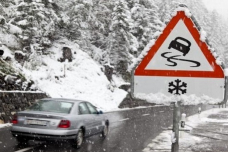 Vozači, oprez: Saobraćaj usporen zbog snijega i klizavih kolovoza