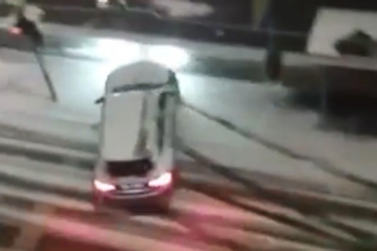 Mercedesom "klizao" niz put u Sarajevu pa udario u semafor, objavljen snimak