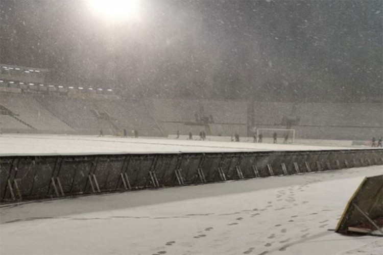 Snijeg zatrpao stadion Partizana, utakmica pod znakom pitanja