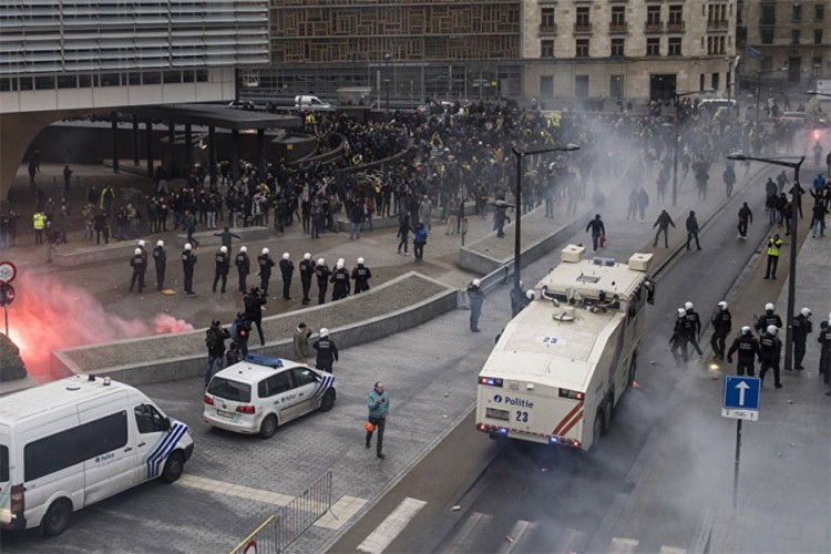 Suzavcem i vodenim topovima protiv demonstranata u Briselu