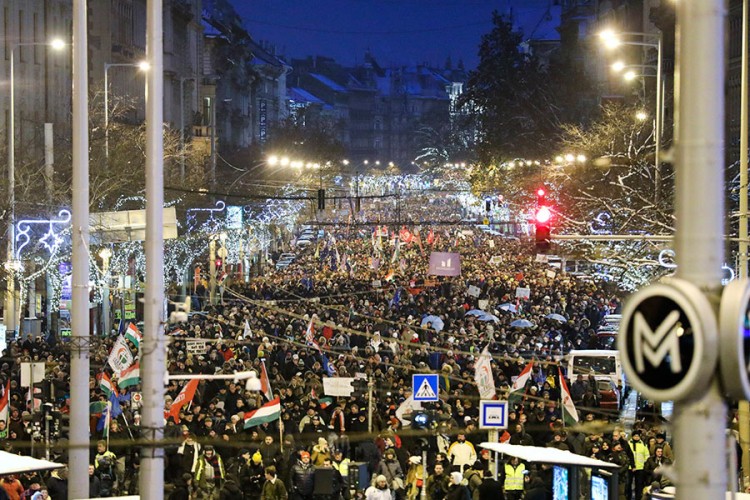 Budimpešta: 10.000 ljudi na protestu protiv Orbanove vlade