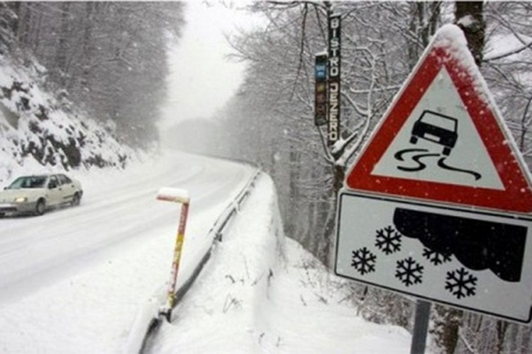 Vozači oprez: Kolovozi klizavi, na Čemernu prijete lavine