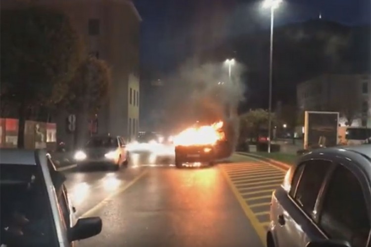 Automobil se zapalio tokom vožnje u centru Mostara