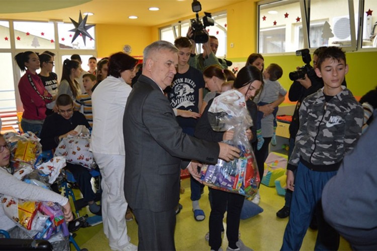 Čubrilović podijelio paketiće djeci u Zavodu