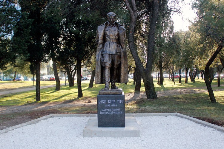 Postavljen spomenik Titu u Podgorici