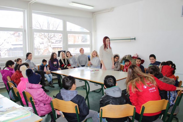 Studenti u Bihaću drže radionice za djecu migranata