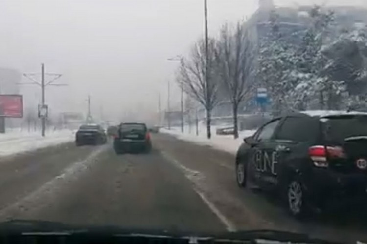Saobraćajni kolaps u Sarajevu zbog snijega