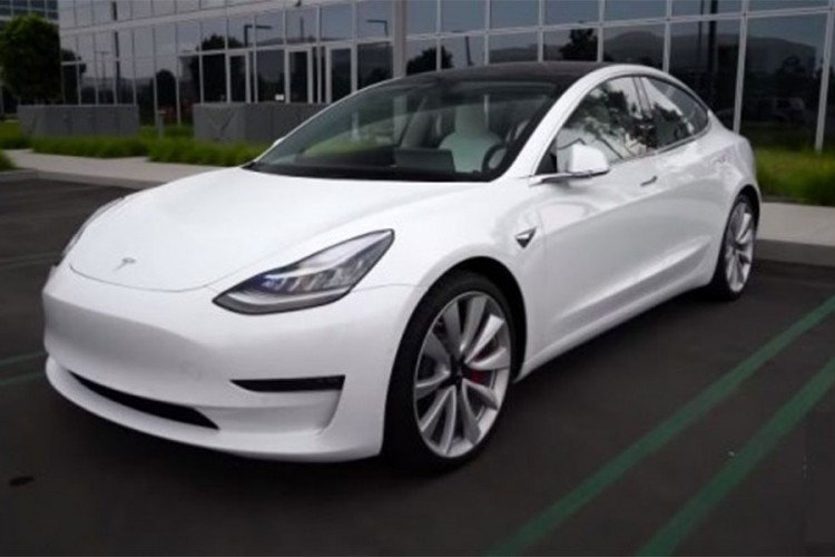 Tesla Model 3 je klasa za sebe