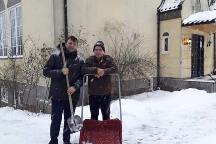 Ambasador BiH u Norveškoj čisti snijeg ispred ambasade