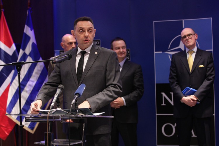 Vulin i Dačić nasmijali funkcionere NATO: Govori srpski da te ceo svet razume
